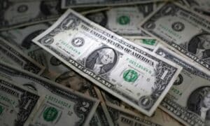 Dólar caminha para fechar semana em forte queda e abaixo de R$5