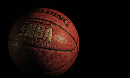 LeBron lidera Lakers rumo à semi da NBA Cup com 'triple–double' e 'timeout'  polêmico