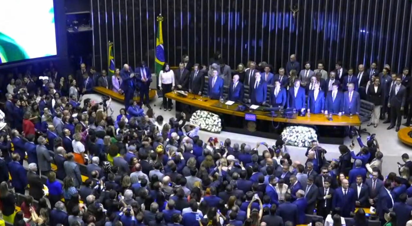 Lula participa da sessão de promulgação da reforma tributária e é celebrado por apoiadores